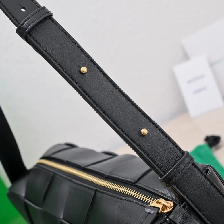 Batch 1460 #B's new model is coming! BRICK CASSETTE armpit bag, the traditional woven logo is instantly recognizable✅ Large grid weaving has always been fashionable, armpit bags are even more fashionable and foreign-style. Elegant big brick🧱 Sheepskin material is light and comfortable, has a huge sense of capacity and space, has a dark layer inside, practical inside, fashionable appearance design, durability and temperament coexist. Elegant big brick, come and plant the same underarm bag from star Zhou Yutong! Size: 28*14x10, model number; 9306#